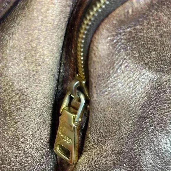 PRADA 🔥🔥Vintage Vitello Daino Shoulder Bag (Brown & Metallic Soft Leather) - Picture 6 of 16